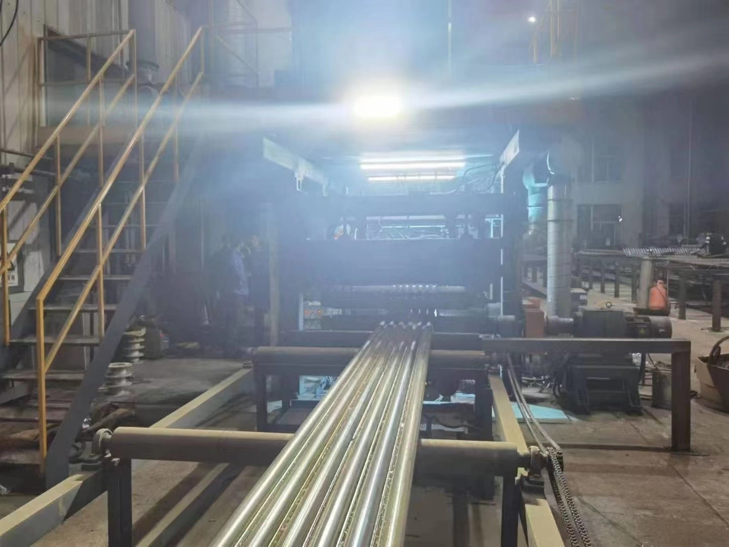 水冷壁管屏|Φ38.1×7.5 SA-213T2 每件9根水冷壁管一排，長12米，管節(jié)距50.8mm,鰭片連接，鰭片為膜式扁鋼厚δ6.4㎜，材料為15CrMo，采用雙面坡口焊接型式
